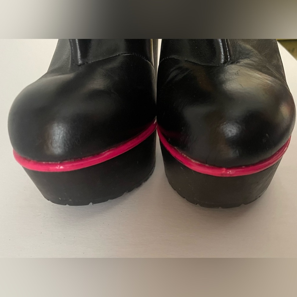 Betsey Johnson Fabulous Black Leather Ankle Boots with Pink Trim - Picture 4 of 15